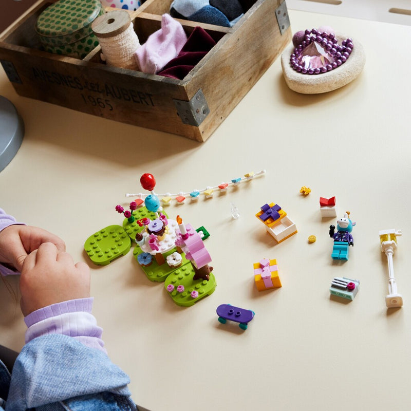 Laad de afbeelding in de Gallery-viewer, Lego Animal Crossing 77046 Julian'S Birthday Party
