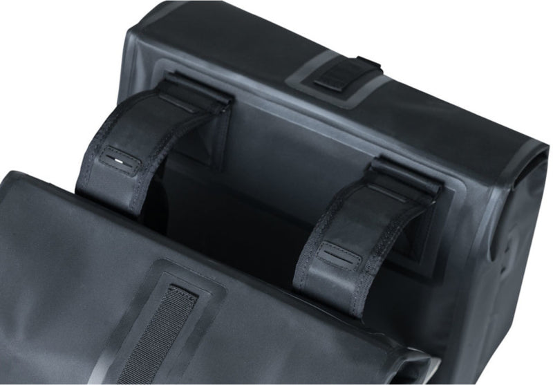 Laad de afbeelding in de Gallery-viewer, Basil Dubbele Fietstas Urban Dry 50 Liter Zwart - 17659