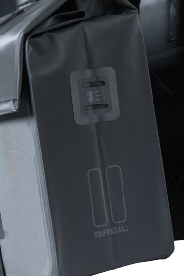 Laad de afbeelding in de Gallery-viewer, Basil Dubbele Fietstas Urban Dry 50 Liter Zwart - 17659