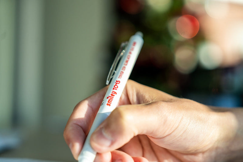 Laad de afbeelding in de Gallery-viewer, SMILEY TOYS PEN - PER VERKOCHTE PEN = 2 EURO NAAR STICHTING PELICANO