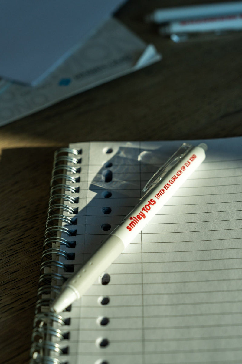 Laad de afbeelding in de Gallery-viewer, SMILEY TOYS PEN - PER VERKOCHTE PEN = 2 EURO NAAR STICHTING PELICANO