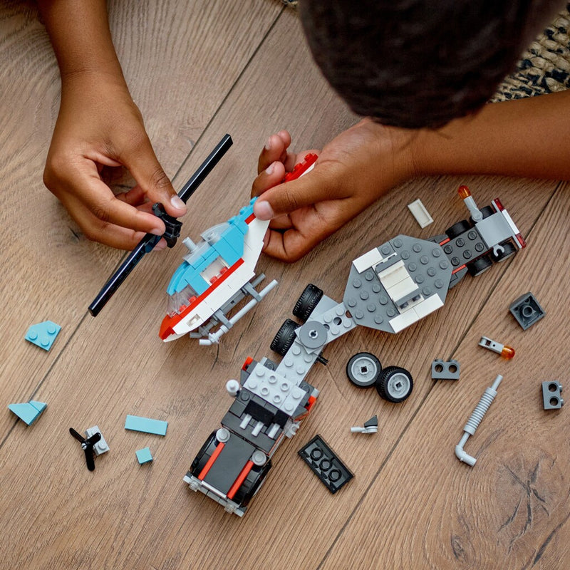 Laad de afbeelding in de Gallery-viewer, Lego Creator 31146 3In1 Flatbed Truck With Helicopter
