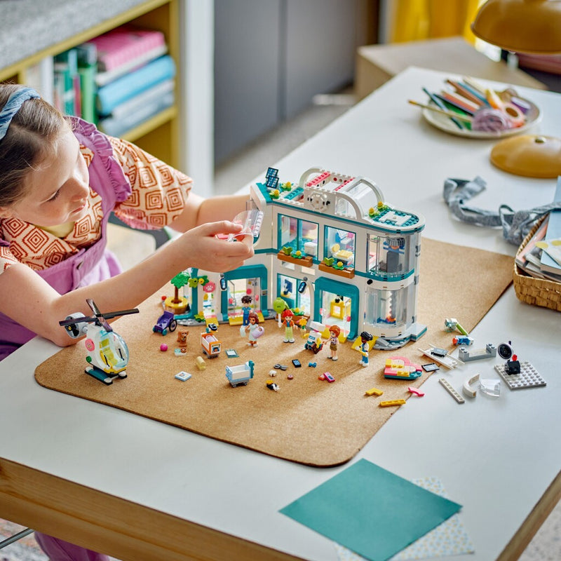 Laad de afbeelding in de Gallery-viewer, Lego Friends 42621 Heartlake City Ziekenhuis
