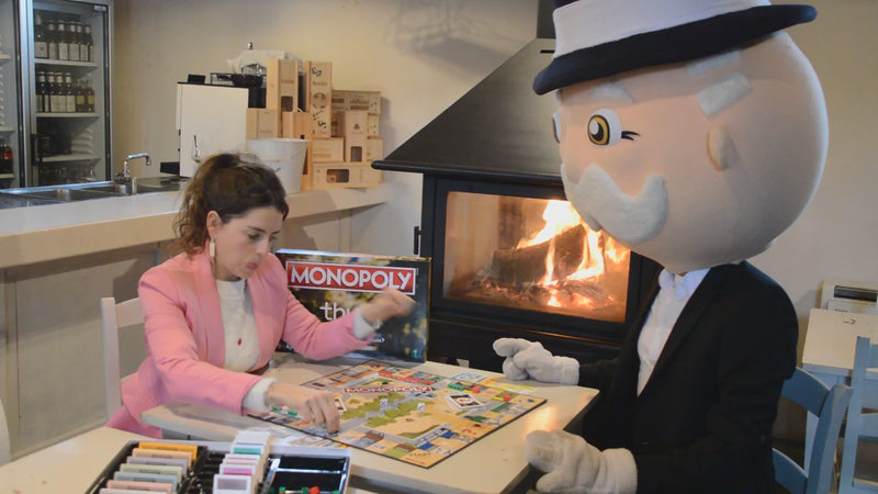 Laad en speel video af in Gallery-viewer, Monopoly Thuis (Exclusieve Editie)
